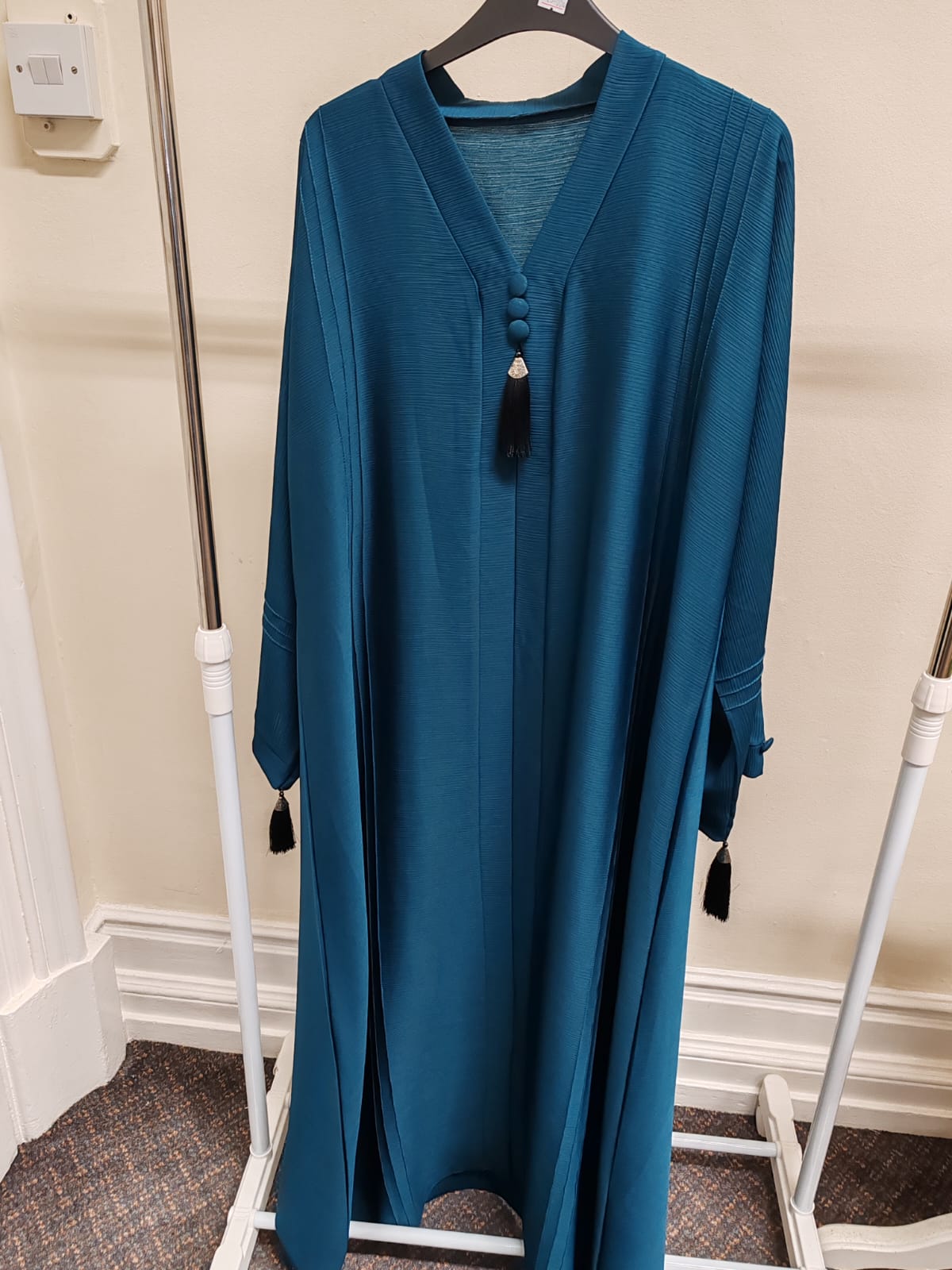 Abaya with Minimalist Linear Detailing & Tassel Accent – Elegant