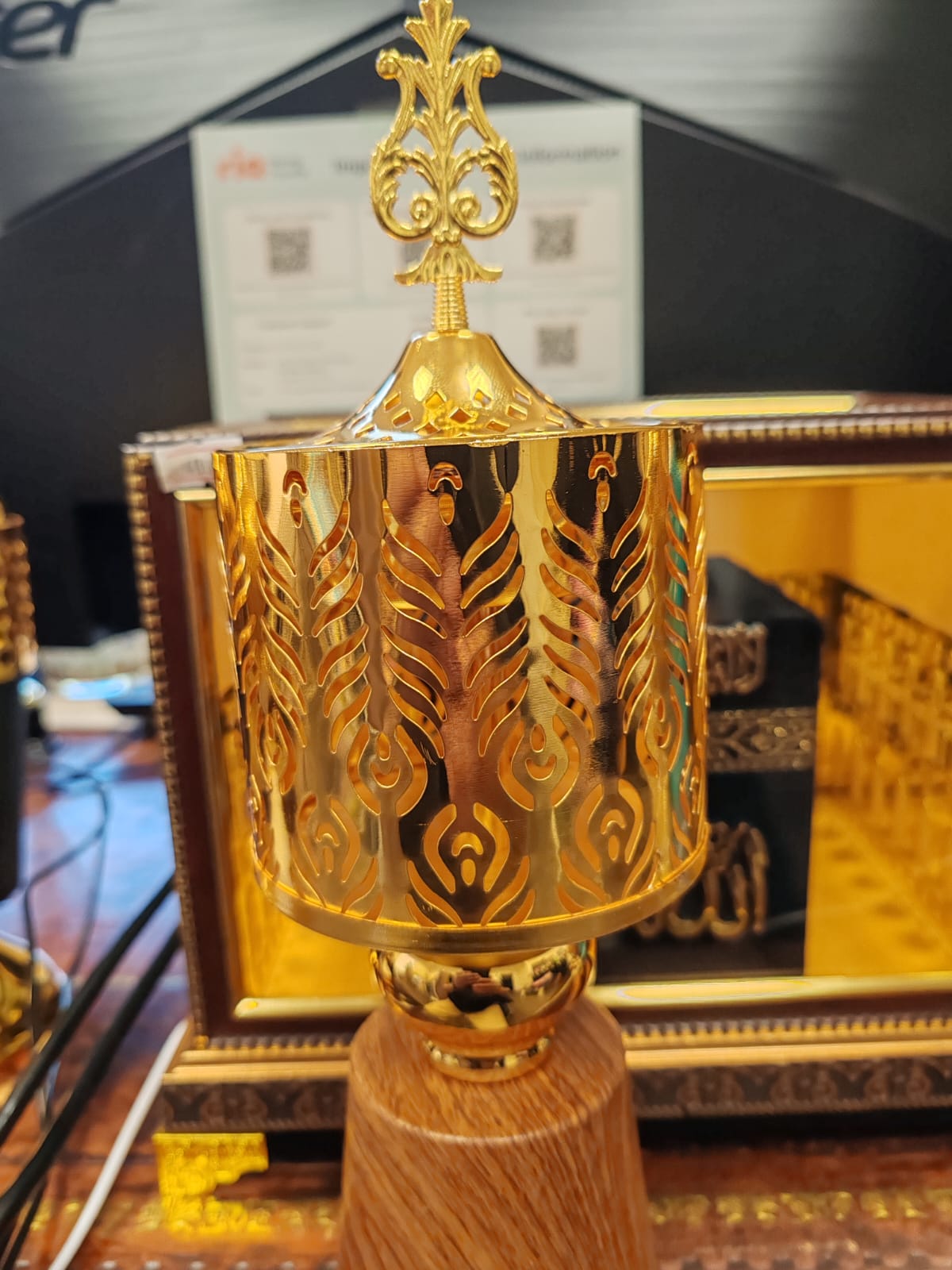 Luxury Royal Gold & White Bakhoor Burner – Crown Arabic Oud Incense Holder