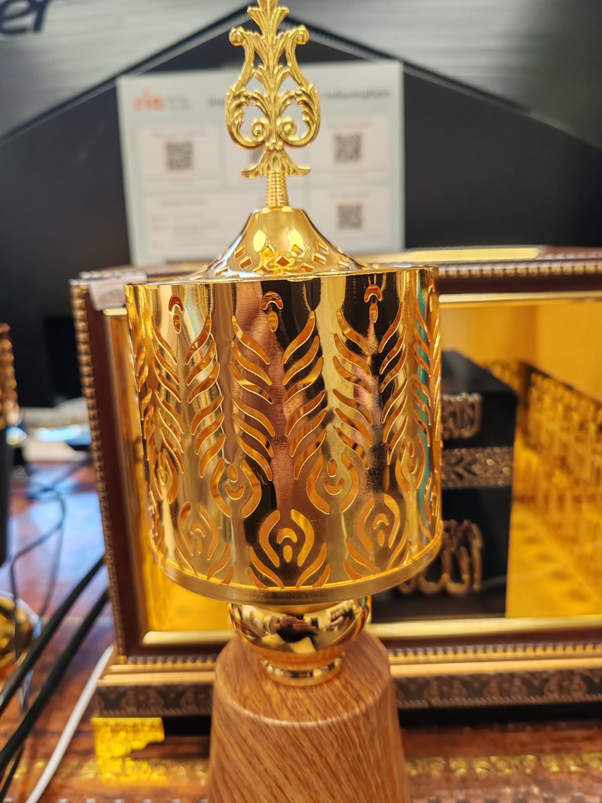 Luxury Royal Gold &amp; White Bakhoor Burner – Crown Arabic Oud Incense Holder