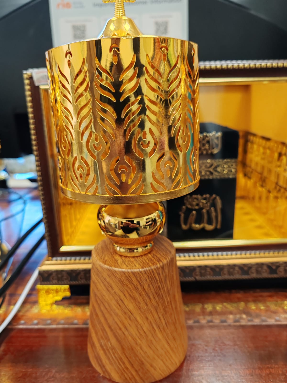Luxury Royal Gold &amp; White Bakhoor Burner – Crown Arabic Oud Incense Holder